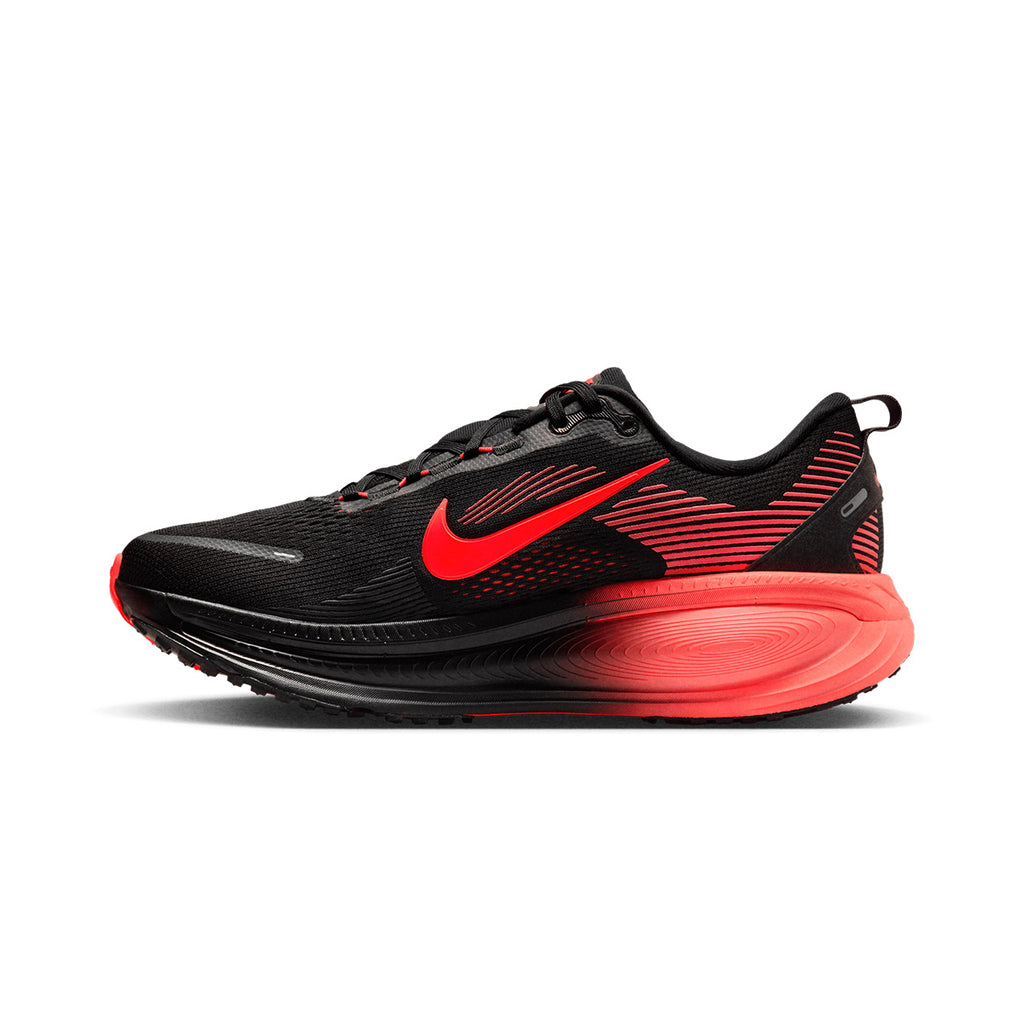 NIKE MEN VOMERO 18 - BLACK/BRIGHTCRIMSON/UNIVERSITYRED