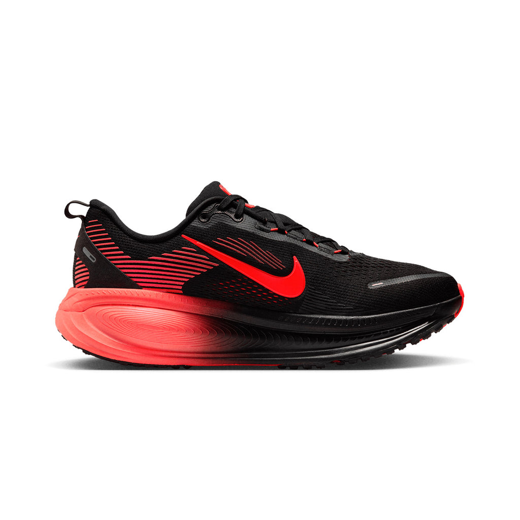 NIKE MEN VOMERO 18 - BLACK/BRIGHTCRIMSON/UNIVERSITYRED