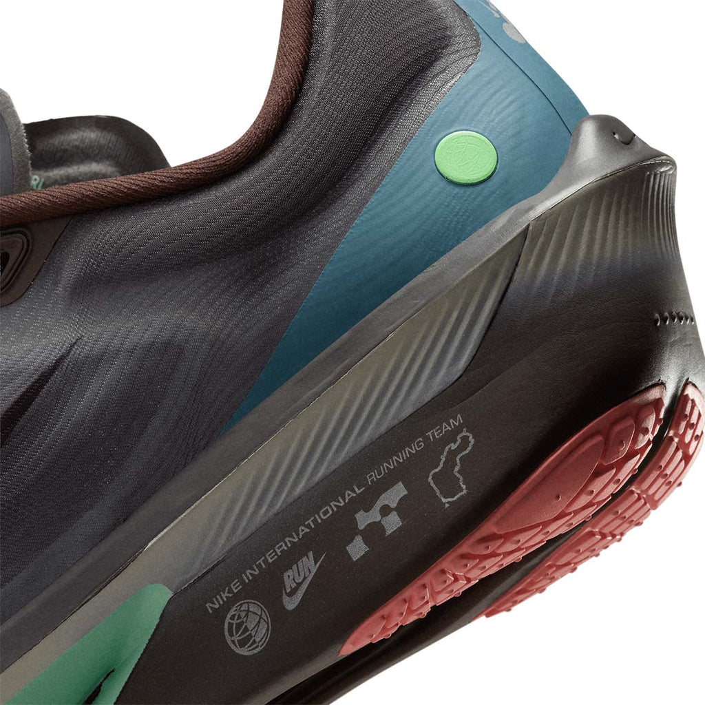 NIKE MEN ZOOM FLY 6 - BAROQUEBROWN/BLACK/SMOKEGREY/IRONSTONE
