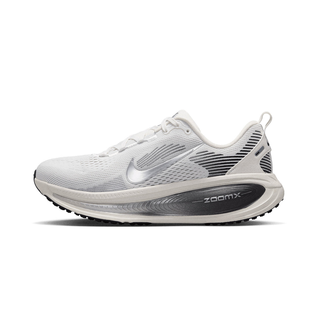 NIKE WOMEN VOMERO 18 ESS - SUMMITWHITE/METALLICSILVER/SAIL