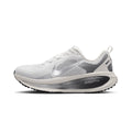 NIKE WOMEN VOMERO 18 ESS - SUMMITWHITE/METALLICSILVER/SAIL