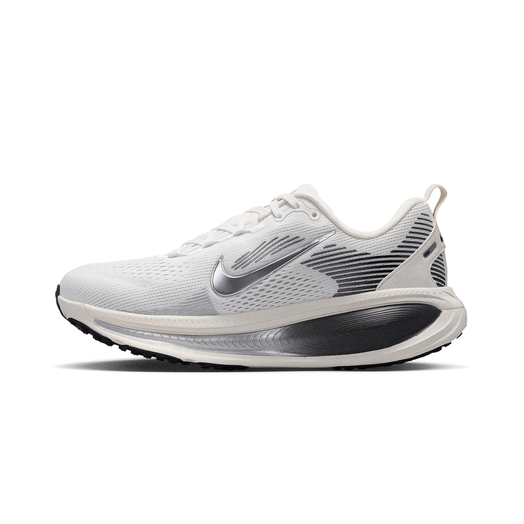 NIKE WOMEN VOMERO 18 ESS - SUMMITWHITE/METALLICSILVER/SAIL