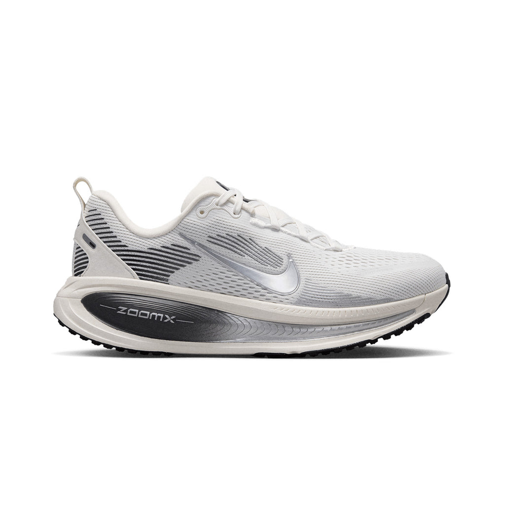 NIKE WOMEN VOMERO 18 ESS - SUMMITWHITE/METALLICSILVER/SAIL