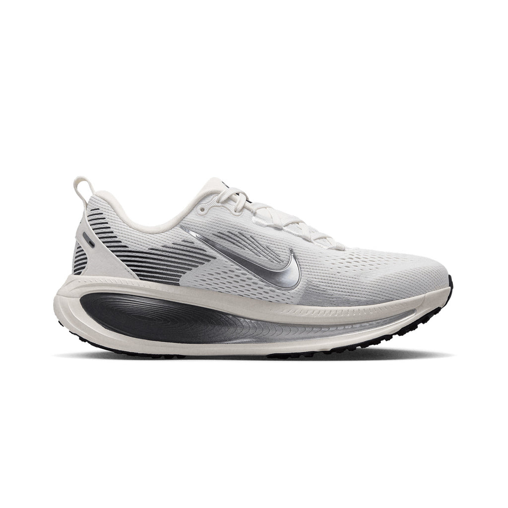 NIKE WOMEN VOMERO 18 ESS - SUMMITWHITE/METALLICSILVER/SAIL