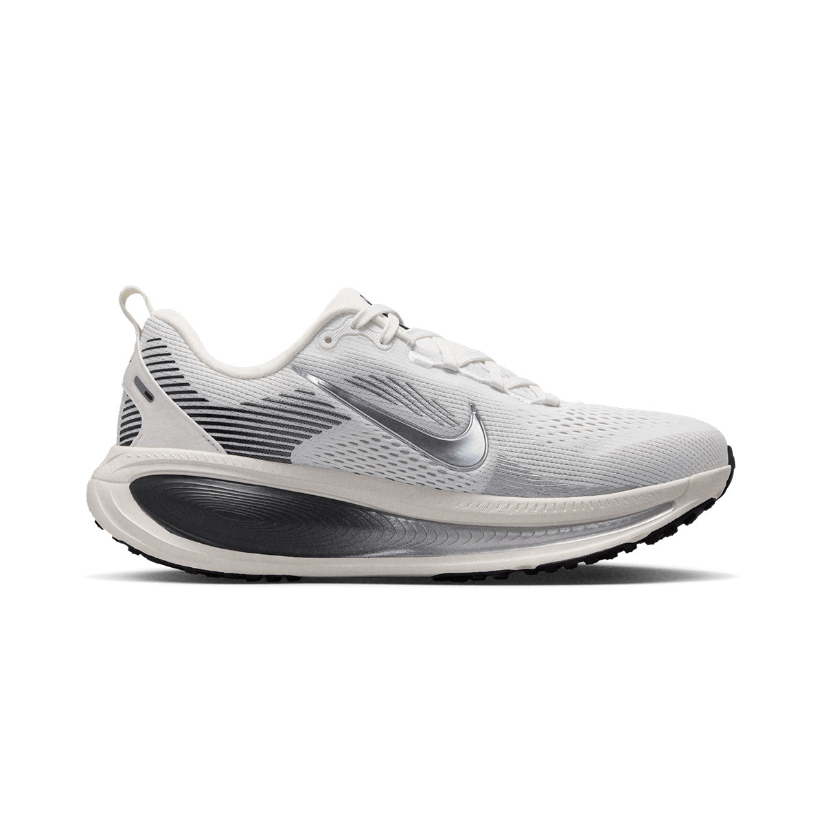 NIKE WOMEN VOMERO 18 ESS - SUMMITWHITE/METALLICSILVER/SAIL