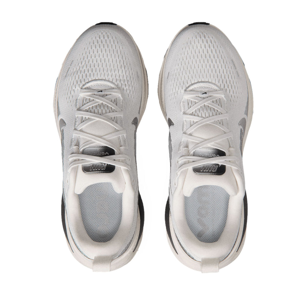 NIKE WOMEN VOMERO 18 ESS - SUMMITWHITE/METALLICSILVER/SAIL