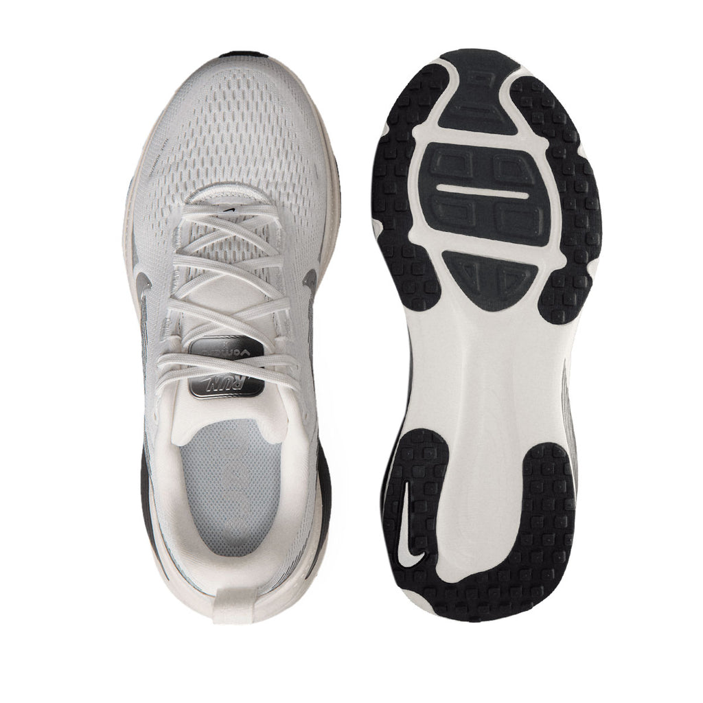 NIKE WOMEN VOMERO 18 ESS - SUMMITWHITE/METALLICSILVER/SAIL