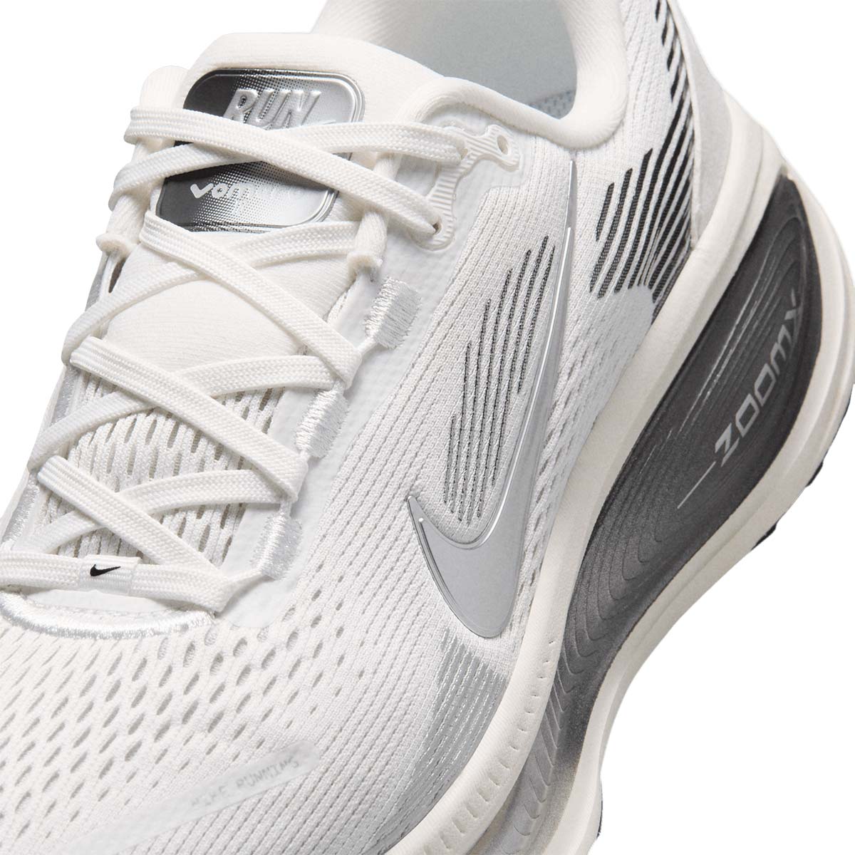 NIKE WOMEN VOMERO 18 ESS - SUMMITWHITE/METALLICSILVER/SAIL