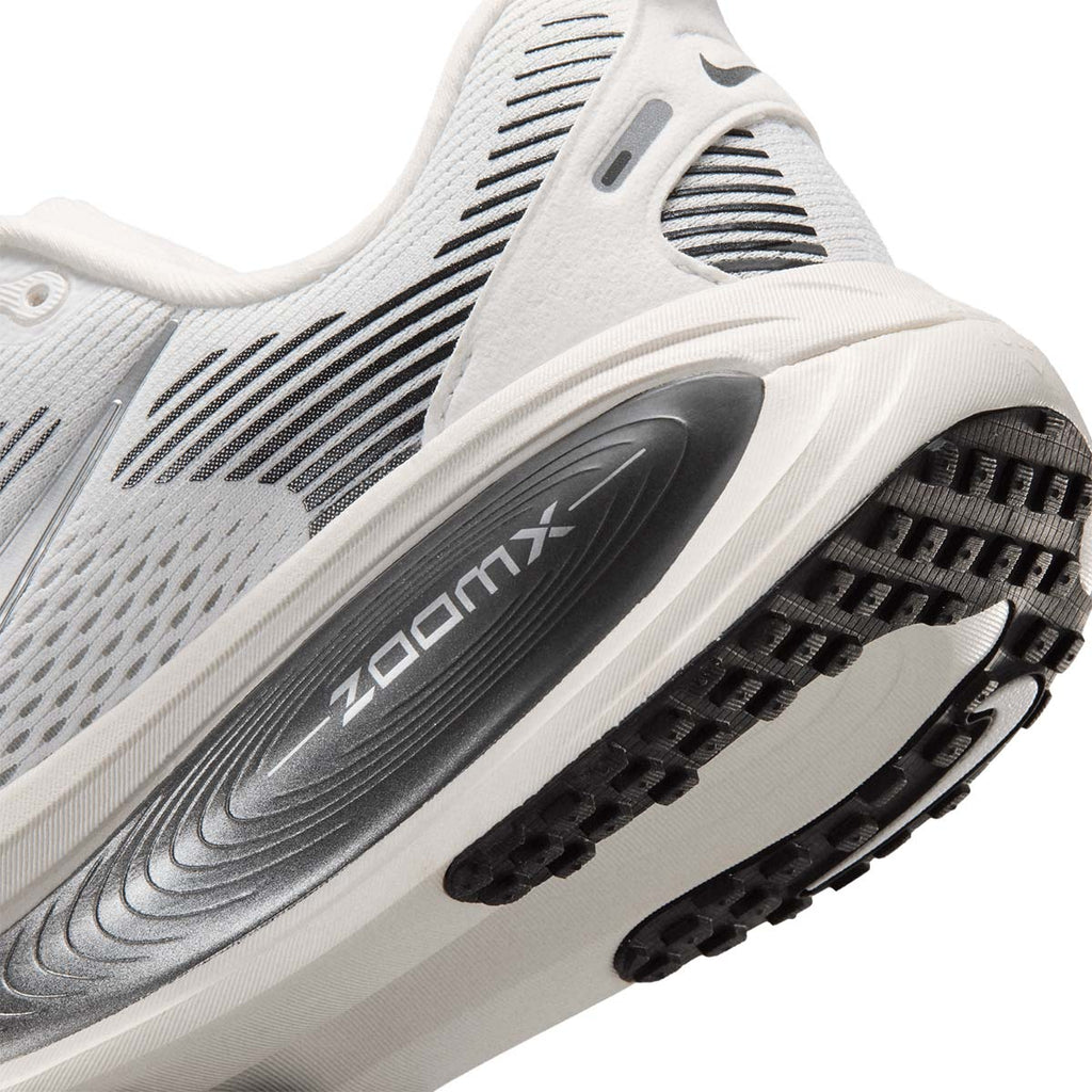 NIKE WOMEN VOMERO 18 ESS - SUMMITWHITE/METALLICSILVER/SAIL
