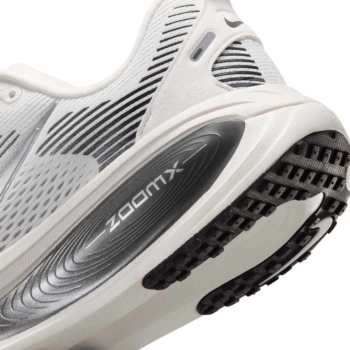 NIKE WOMEN VOMERO 18 ESS - SUMMITWHITE/METALLICSILVER/SAIL