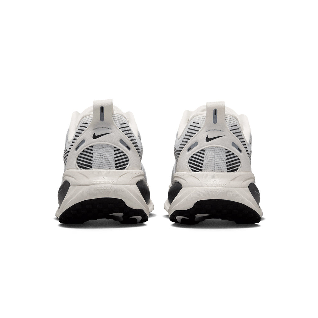 NIKE WOMEN VOMERO 18 ESS - SUMMITWHITE/METALLICSILVER/SAIL