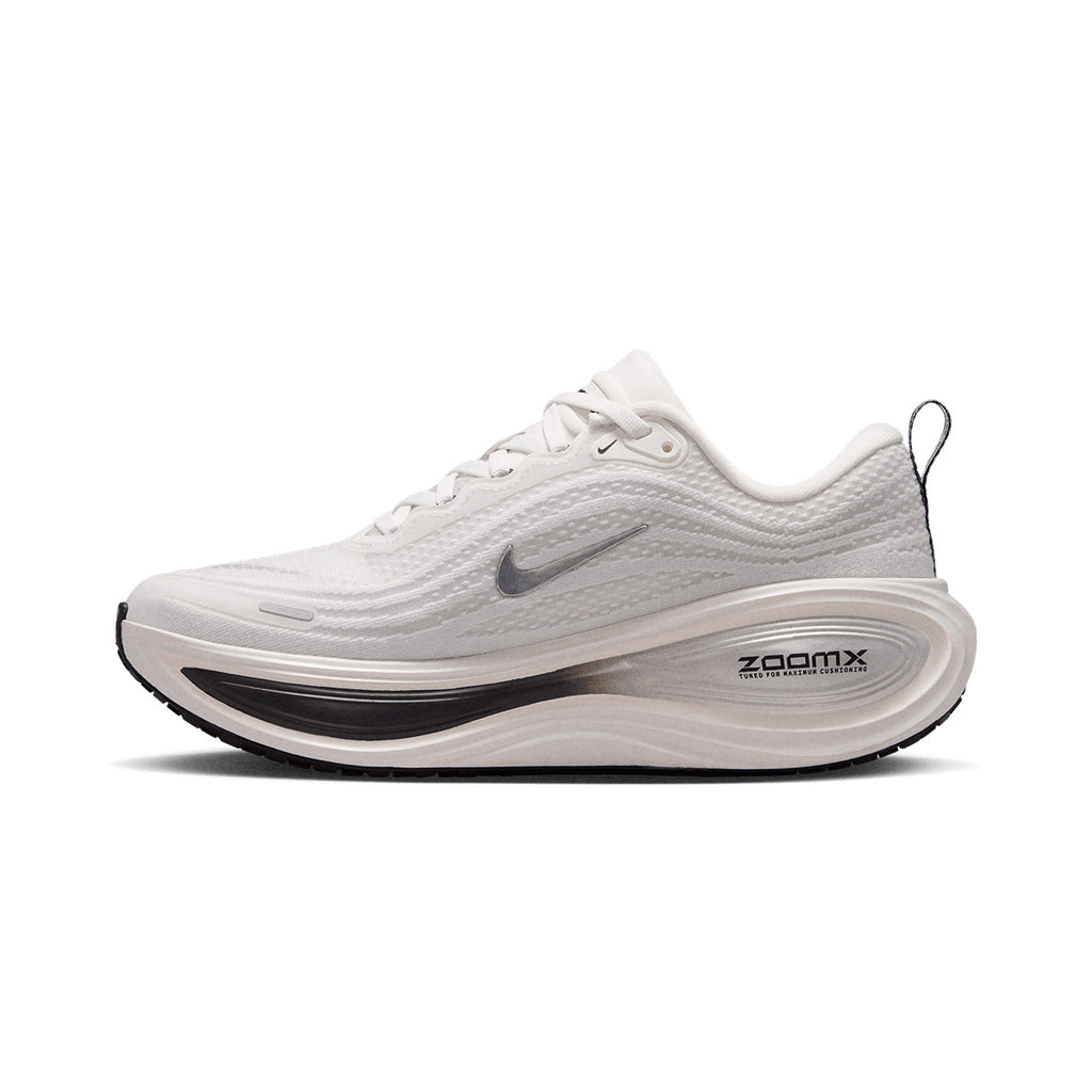 NIKE WOMEN VOMERO PLUS ESS - SUMMITWHITE/METALLICSILVER/SAIL