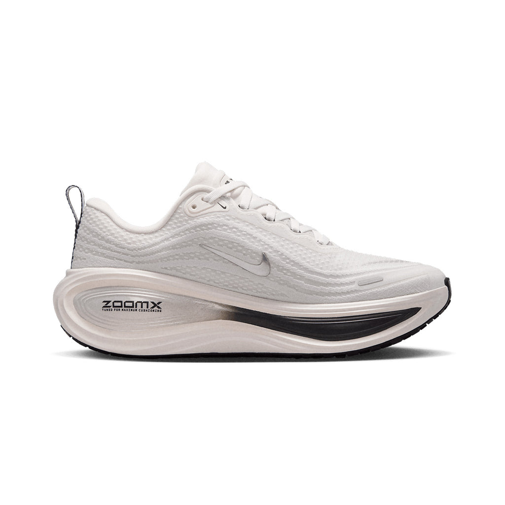 NIKE WOMEN VOMERO PLUS ESS - SUMMITWHITE/METALLICSILVER/SAIL