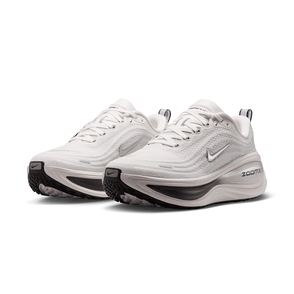 NIKE WOMEN VOMERO PLUS ESS - SUMMITWHITE/METALLICSILVER/SAIL