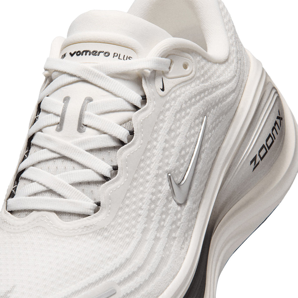 NIKE WOMEN VOMERO PLUS ESS - SUMMITWHITE/METALLICSILVER/SAIL