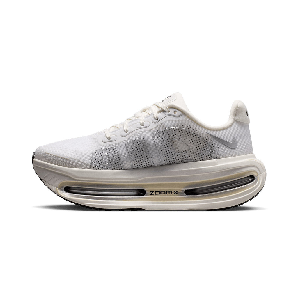 NIKE WOMEN VOMERO PREMIUM - SUMMITWHITE/METALLICSILVER/SAIL