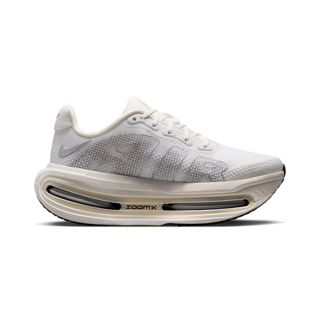 NIKE WOMEN VOMERO PREMIUM - SUMMITWHITE/METALLICSILVER/SAIL