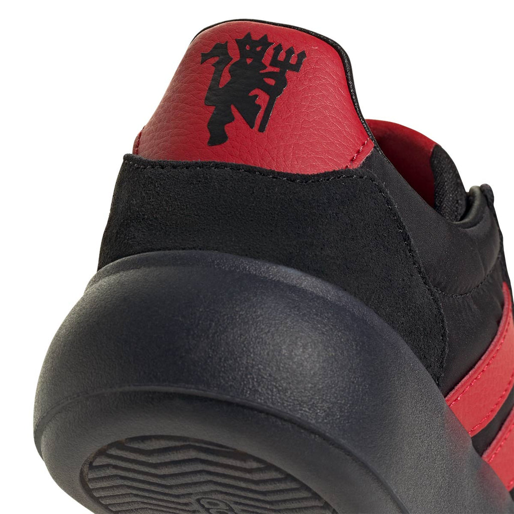 ADIDAS BARREDA DECODE MANCHESTER UNITED J - CORE BLACK/MUFC RED/CORE BLACK