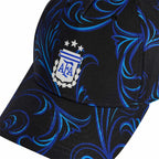 ADIDAS ARGENTINA 2026 GRAPHIC BASEBALL CAP - BLACK/LUCID BLUE/WHITE