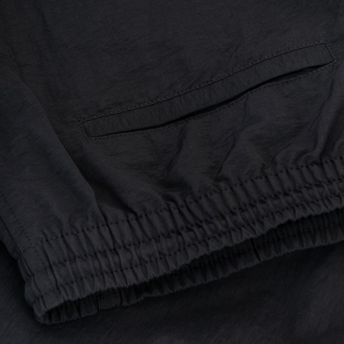ARI SMART RELAXED SHORTS - BLACK/WHITE