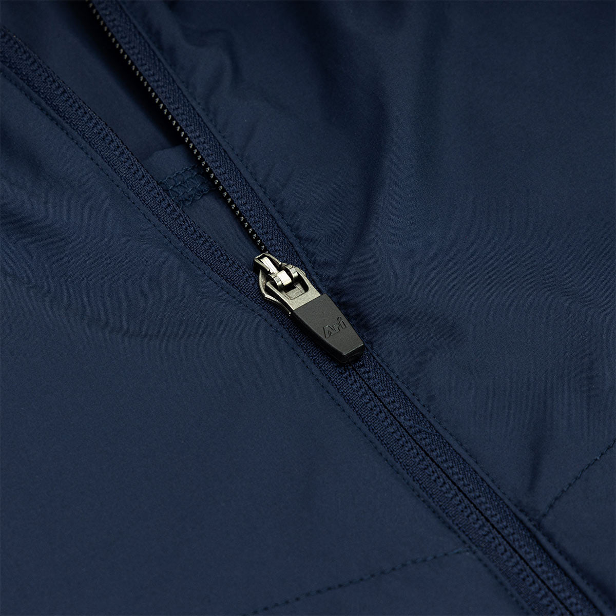 ARI ESSENTIAL WINDBREAKER JACKET - NAVY/SILVER/WHITE