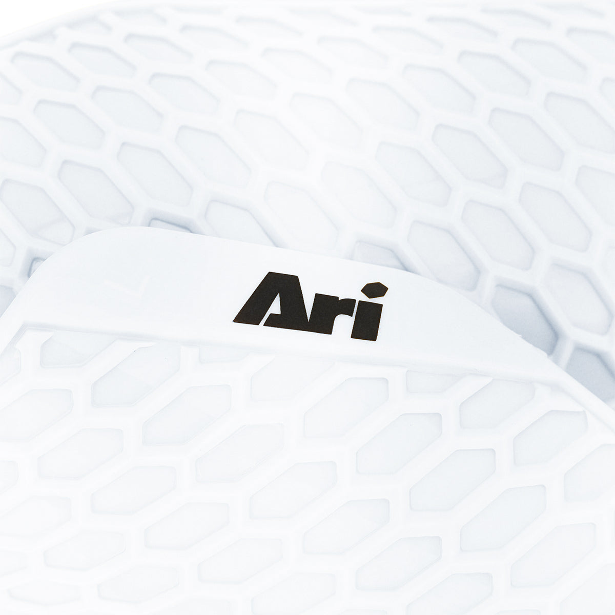 ARI HEXAGON SHIN GUARD - WHITE/BLACK