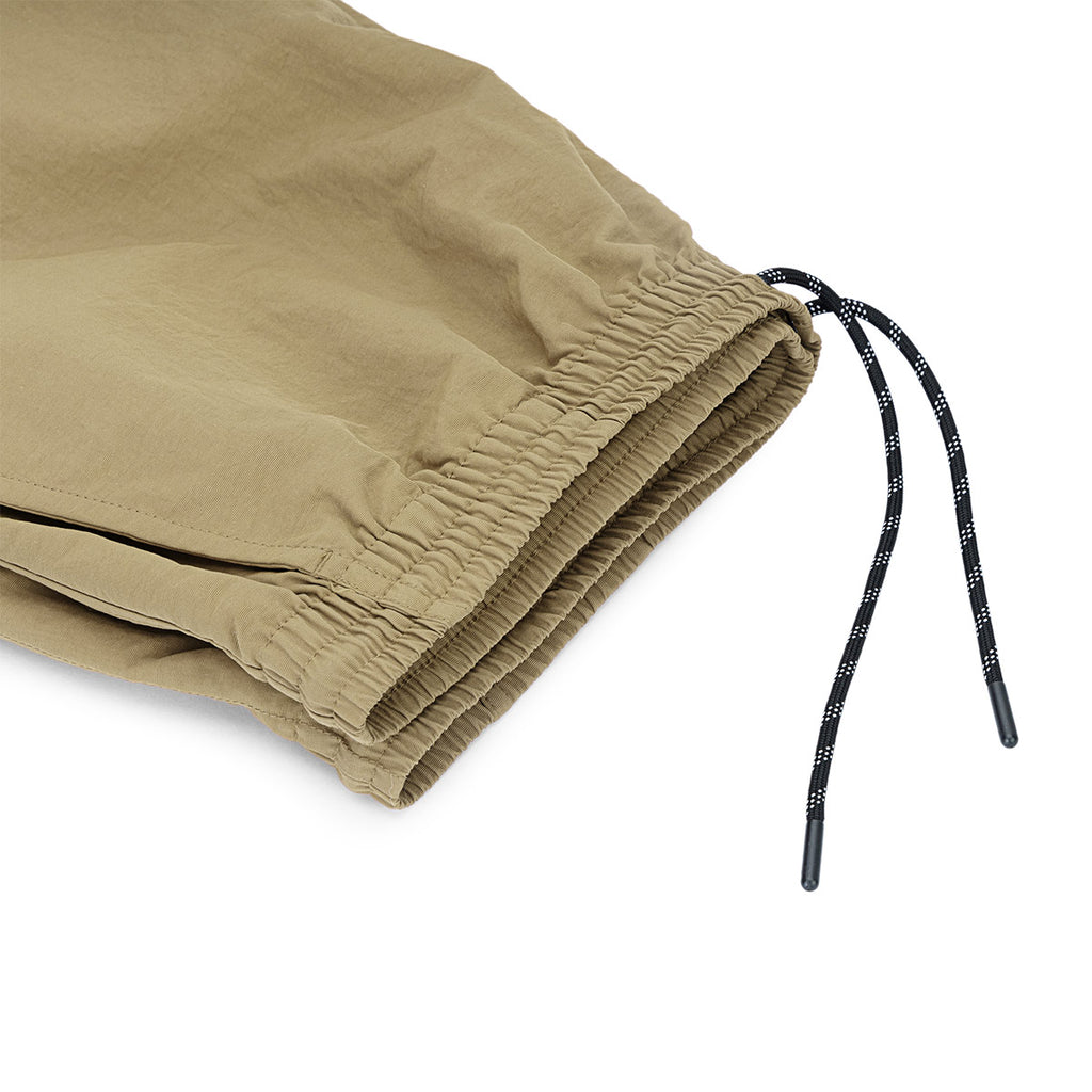 ARI SMART RELAXED SHORTS - BEIGE/BLACK/WHITE