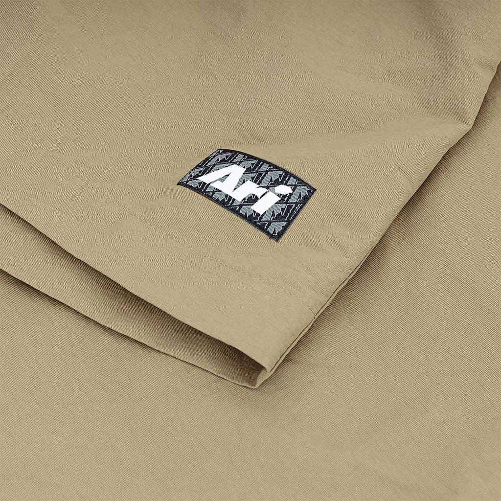 ARI SMART RELAXED SHORTS - BEIGE/BLACK/WHITE