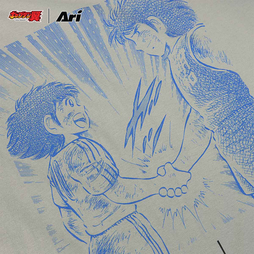 ARI X TSUBASA 2025 HANDSHAKE REGULAR TEE - GREY/BLUE/BLACK