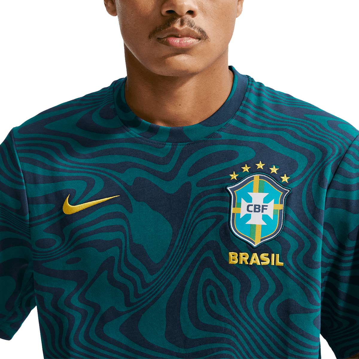 NIKE BRAZIL 2026 PRIMARY STMT SS TOP - GEODE TEAL/MIDWEST GOLD