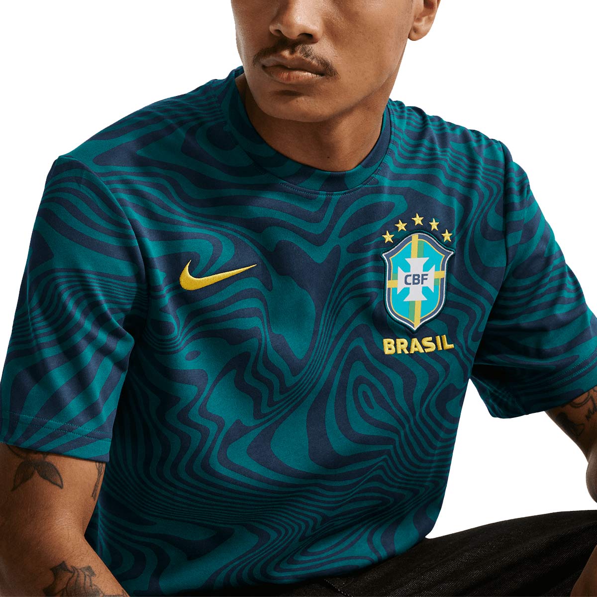 NIKE BRAZIL 2026 PRIMARY STMT SS TOP - GEODE TEAL/MIDWEST GOLD