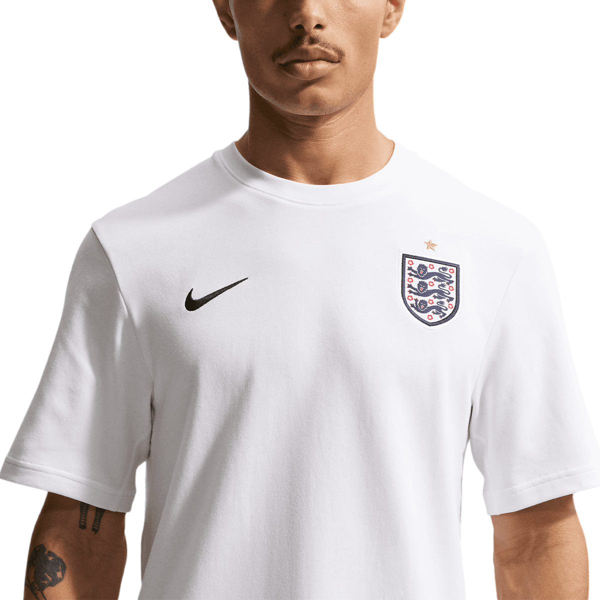 NIKE ENGLAND 2026 PRIMARY STMT SS TOP - WHITE/OBSIDIAN