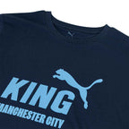 PUMA MANCHESTER CITY 2025/2026 KING LOGO TEE - DEEP NAVY/TEAM LIGHT BLUE