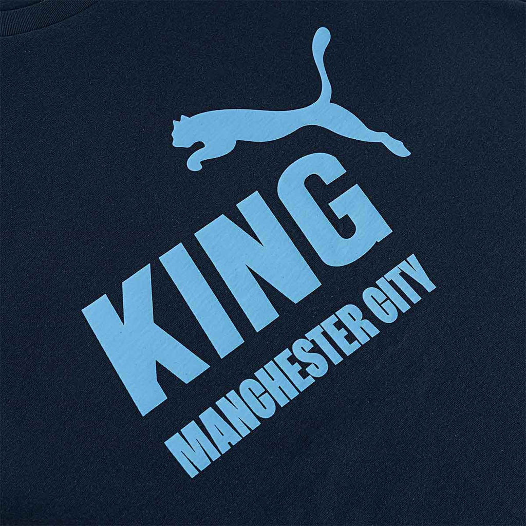 PUMA MANCHESTER CITY 2025/2026 KING LOGO TEE - DEEP NAVY/TEAM LIGHT BLUE